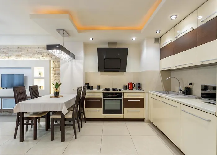 Close-central - Great Location- Big And Charming - Grzybowska 5 Varsó