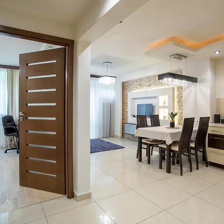 - Great Location- Big And Charming - Grzybowska 5 Varşova